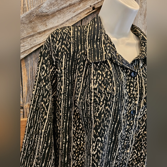 Maggie Barnes Women's Button Front Top Black Gold Polyester Plus Size 22W EUC - Picture 2 of 7